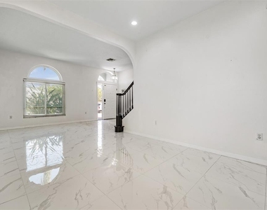 380 Rosalind Lane - Photo Thumbnail 5