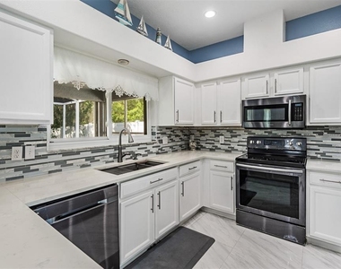 380 Rosalind Lane - Photo Thumbnail 6