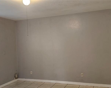 8501 N Mulberry Street - Photo Thumbnail 5