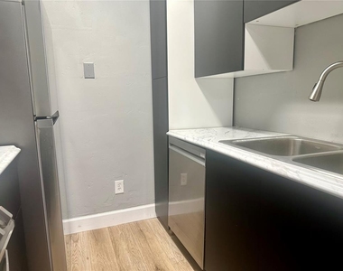 435 Wymore Road - Photo Thumbnail 3