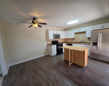 3824 Saxon Drive - Photo Thumbnail 6