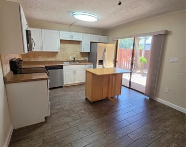 3824 Saxon Drive - Photo Thumbnail 4