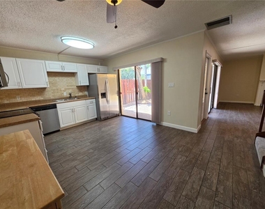 3824 Saxon Drive - Photo Thumbnail 10