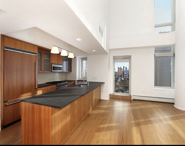 East 59th Street - Photo Thumbnail 2