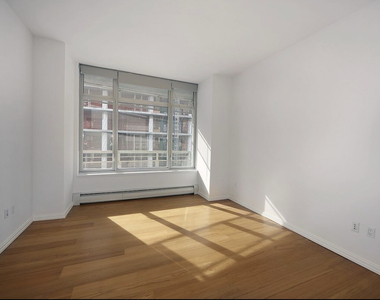 East 59th Street - Photo Thumbnail 4