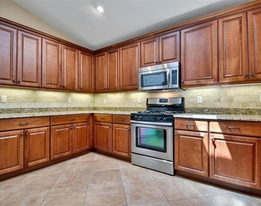 108 Golfview Court - Photo Thumbnail 8