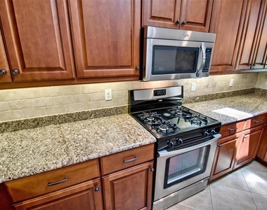 108 Golfview Court - Photo Thumbnail 14