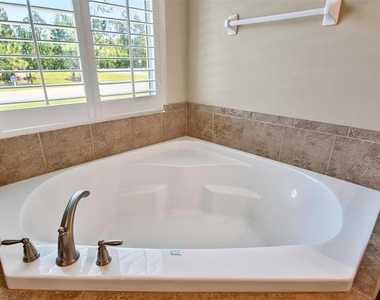 108 Golfview Court - Photo Thumbnail 31