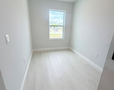 11225 Pendleton Avenue - Photo Thumbnail 8