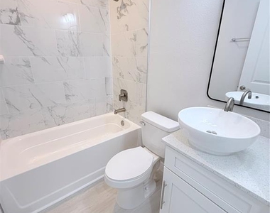 11225 Pendleton Avenue - Photo Thumbnail 9