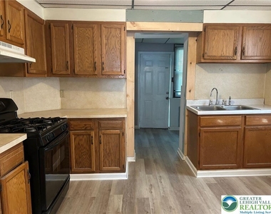 740 Laufer Street - Photo Thumbnail 3