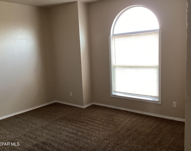 5925 Speyside Drive - Photo Thumbnail 12