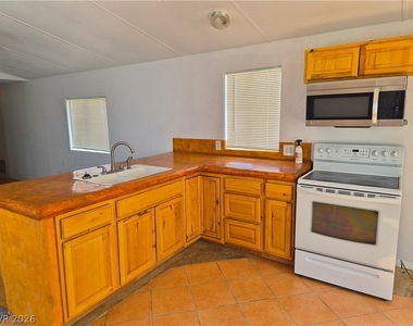 950 Black Street - Photo Thumbnail 2