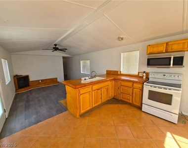 950 Black Street - Photo Thumbnail 3