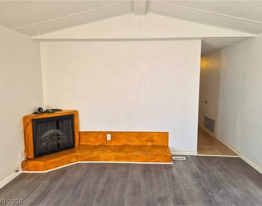 950 Black Street - Photo Thumbnail 4