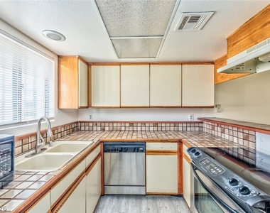 2080 Karen Avenue - Photo Thumbnail 3