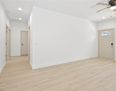 2001 S Dandelion Street - Photo Thumbnail 14