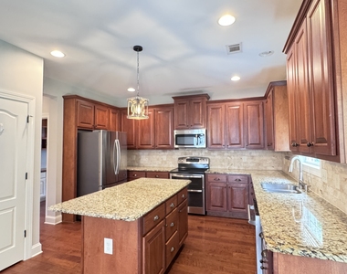 323 Evesham Avenue - Photo Thumbnail 12