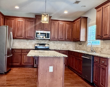 323 Evesham Avenue - Photo Thumbnail 3