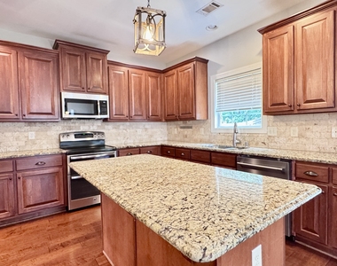 323 Evesham Avenue - Photo Thumbnail 13