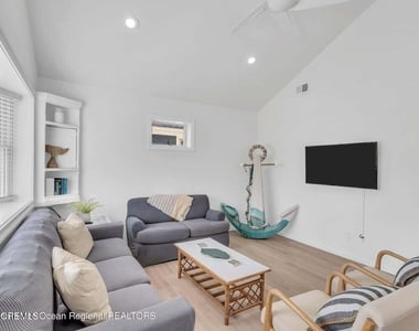 638a Redmond Avenue - Photo Thumbnail 1
