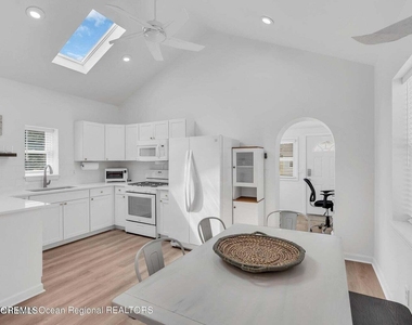 638a Redmond Avenue - Photo Thumbnail 2