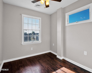 401 Spruce Street - Photo Thumbnail 14
