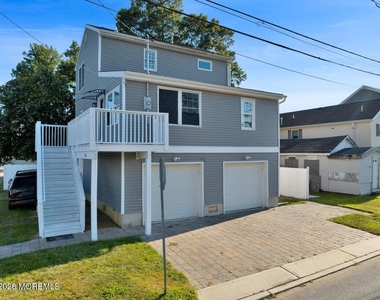 401 Spruce Street - Photo Thumbnail 2