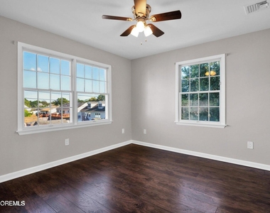 401 Spruce Street - Photo Thumbnail 10