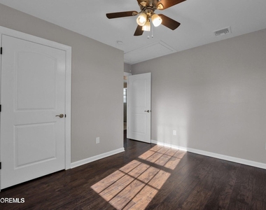 401 Spruce Street - Photo Thumbnail 17