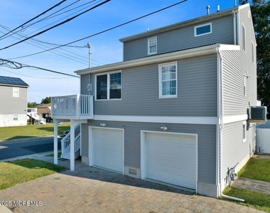 401 Spruce Street - Photo Thumbnail 1