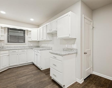 1835 Norfolk Avenue - Photo Thumbnail 5