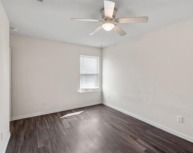 2417 Abigail Lane - Photo Thumbnail 13