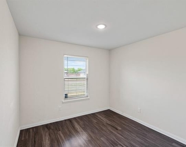2417 Abigail Lane - Photo Thumbnail 16