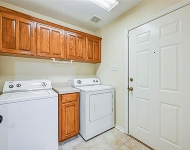 1136 Park Glen - Photo Thumbnail 7