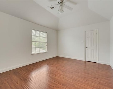 214 Sherwood Drive - Photo Thumbnail 8