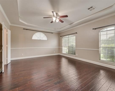 214 Sherwood Drive - Photo Thumbnail 2
