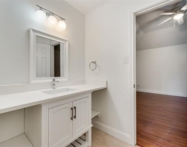 214 Sherwood Drive - Photo Thumbnail 11