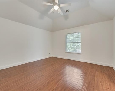 214 Sherwood Drive - Photo Thumbnail 12