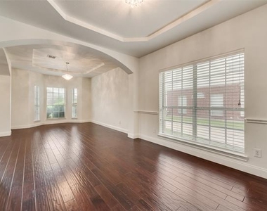 214 Sherwood Drive - Photo Thumbnail 1