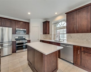 214 Sherwood Drive - Photo Thumbnail 4
