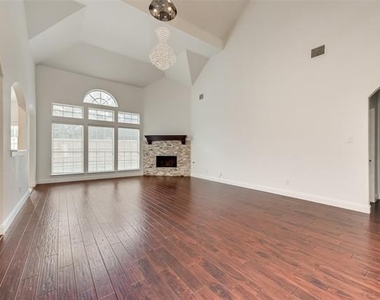 214 Sherwood Drive - Photo Thumbnail 3
