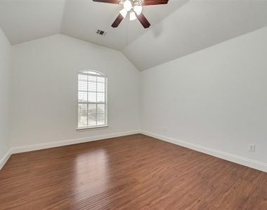 214 Sherwood Drive - Photo Thumbnail 7