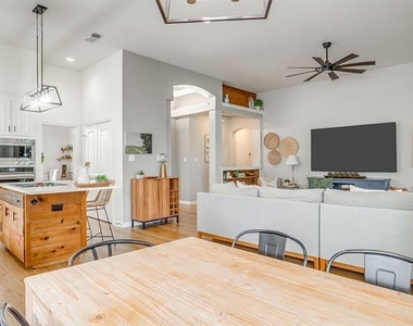 830 Doral Drive - Photo Thumbnail 14