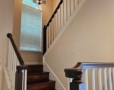 611 Ashbrook Court - Photo Thumbnail 3