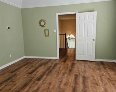 611 Ashbrook Court - Photo Thumbnail 9