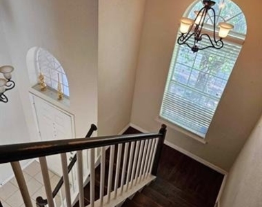 611 Ashbrook Court - Photo Thumbnail 4