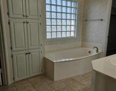 611 Ashbrook Court - Photo Thumbnail 12
