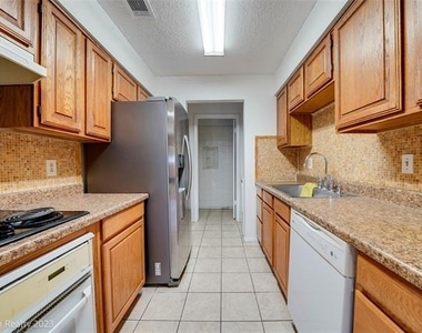 4009 Garland Avenue N - Photo Thumbnail 6