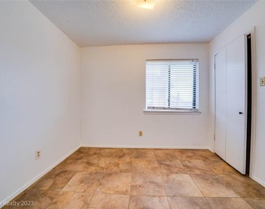 4009 Garland Avenue N - Photo Thumbnail 11
